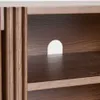 Mueble TV Beyla 2 puertas de chapa y madera maciza de fresno con acabado tono nogal 180 x 49,5 cm en Marrón - Muebles para TV, Uruguay | Kavehome, vista 4 de 8