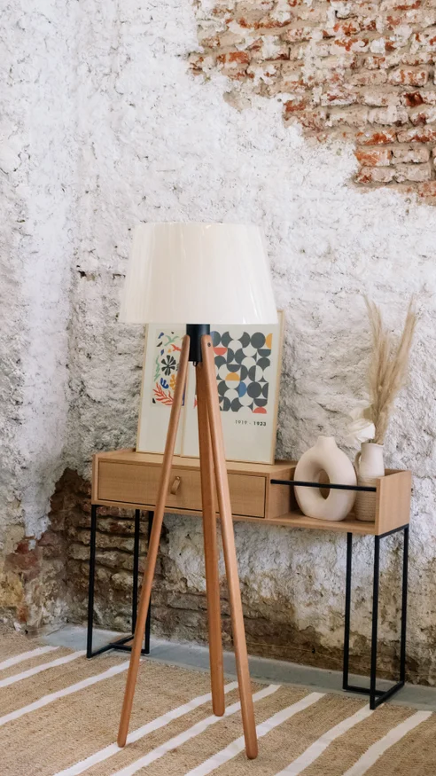 Lámpara de Pie Trípode Desmontada - Natural / Miolo Negro en Madera natural - Lámparas de pie, Uruguay | Berna home, vista 2