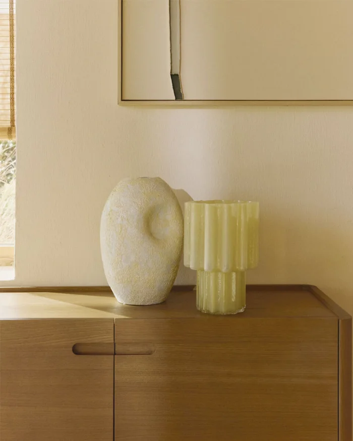 Jarrón Cristila de vidrio amarillo 25 cm en Amarillo - Jarrones, Uruguay | Kavehome, vista 2