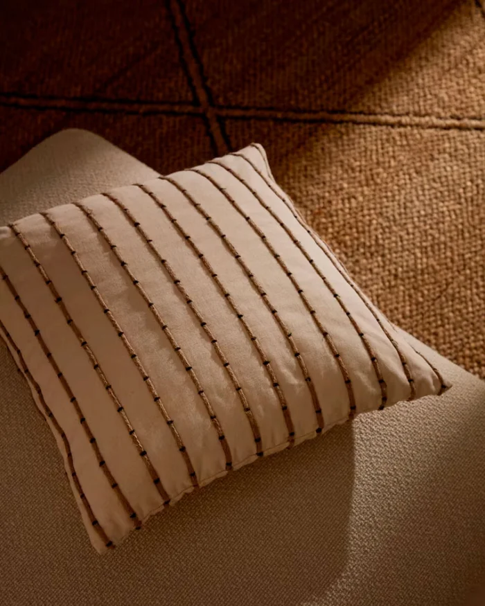Almohadón Auila 100% de algodón con bordado de yute 45 x 45 cm en Beige, Blanco, Negro - Textiles, Uruguay | Kavehome, vista 2