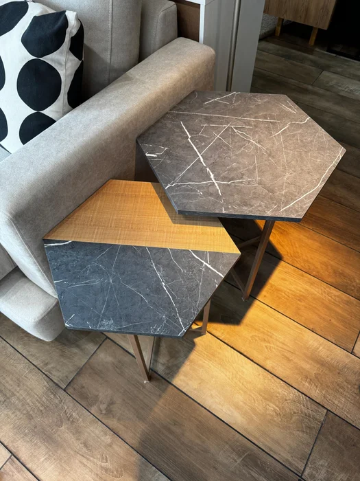 Mesa Lateral Idea (Mármol Gris/Marrón Claro/Pie Dorado) en Multicolor - Mesas de arrimo, Uruguay | Berna home, vista 3