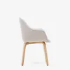 Silla Aleli - de chenilla beige y patas de madera maciza de fresno con acabado natural en Beige - Sillas, Uruguay | Kavehome, vista 8 de 10