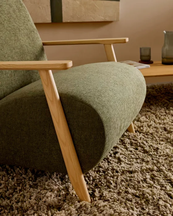 Butaca Meghan de chenilla verde y madera maciza de fresno con acabado natural en Verde - Butacas, banquetas y puffs, Uruguay | Kavehome, vista 3