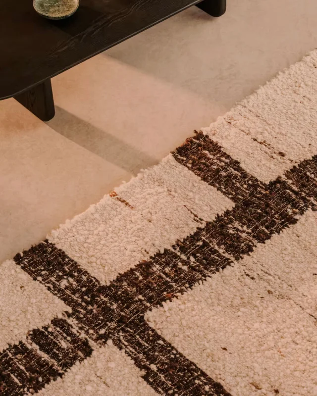 Alfombra Hadin jacquard gráfico de lana blanca y negro 160 x 230 cm en Beige - Alfombras, Uruguay | Kavehome, vista 3