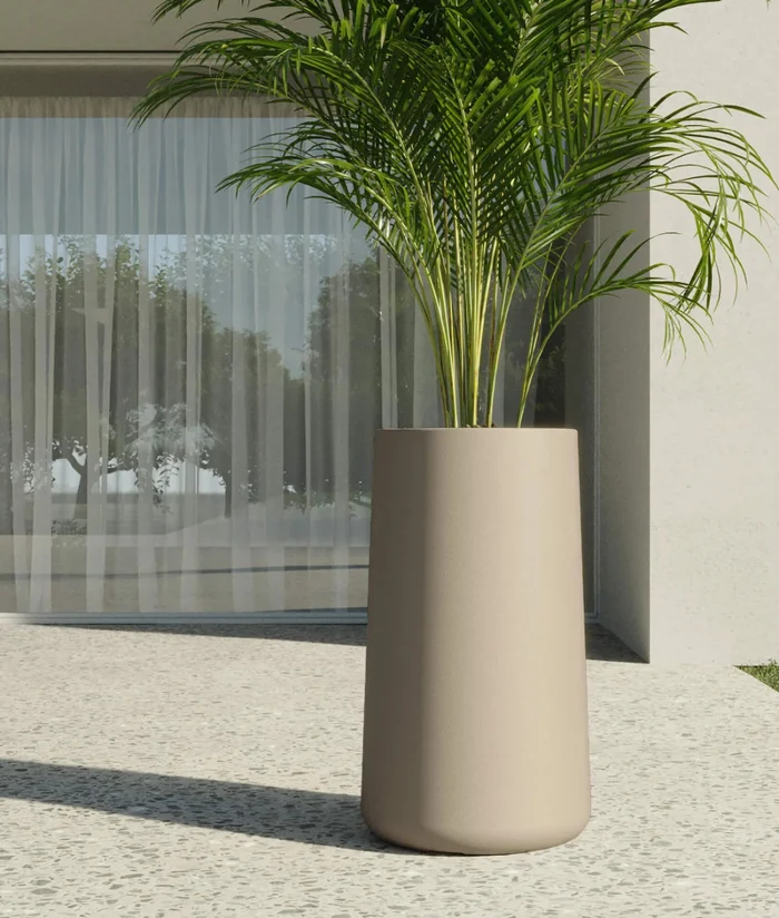 Macetero Gota 70 Beige Alto 55cm x 35cm Ancho Boca x Diam Base 40cm, 70 lts en Beige - Macetas, Uruguay | Champagne Home, vista 2