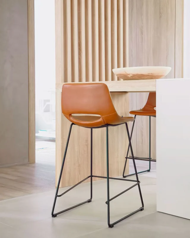 Taburete Zahara piel sintética - marrón y acero con acabado negro altura 65 cm en Marrón - Butacas, banquetas y puffs, Uruguay | Kavehome, vista 3