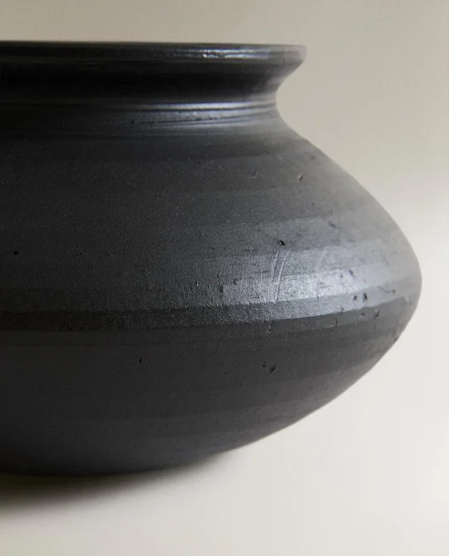 JARRÓN DECORATIVO OVALADO en Negro - Jarrones, Uruguay | Zara Home, vista 4