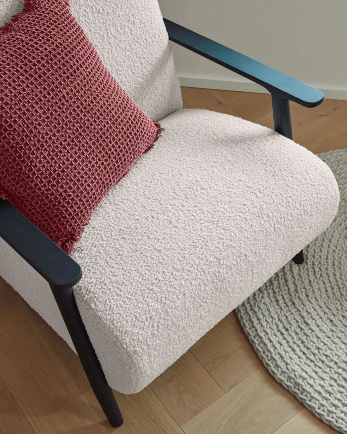 Butaca Meghan borrego - blanco y patas de madera maciza de fresno con acabado wengué en Blanco - Butacas, banquetas y puffs, Uruguay | Kavehome, vista 2