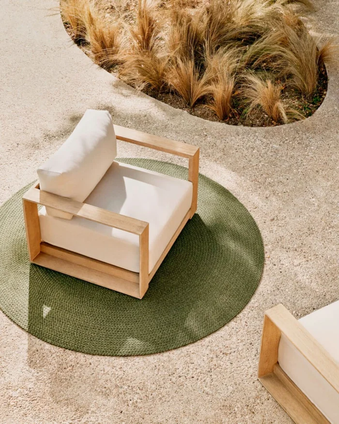 Butaca Ambra de madera maciza de acacia con acabado claro FSC 100% en Beige - Butacas, banquetas y puffs, Uruguay | Kavehome, vista 2