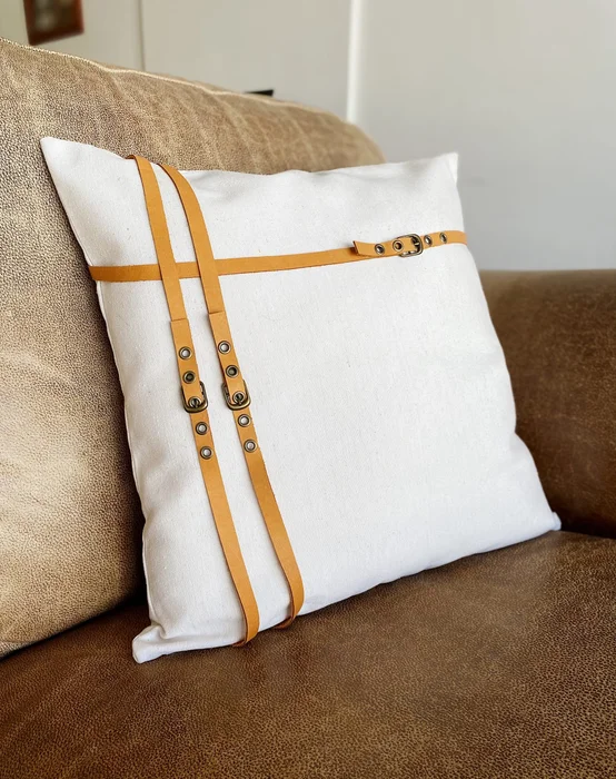 Almohadón con cintos cruzados de cuero - Textiles, Uruguay | Dreams On Time