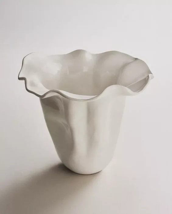 JARRÓN LOZA BRILLO ONDULADO en Blanco - Jarrones, Uruguay | Zara Home