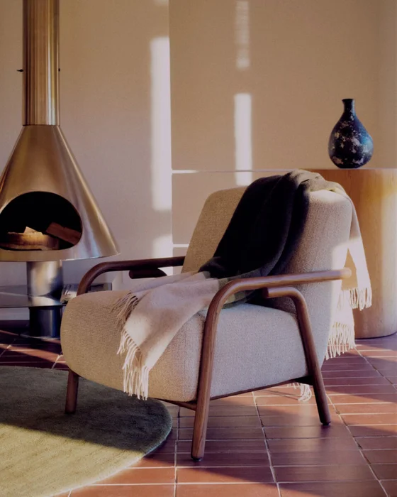 Butaca Sylo de chenilla beige y madera maciza de fresno con acabado tono nogal FSC 100% en Beige - Butacas, banquetas y puffs, Uruguay | Kavehome, vista 2