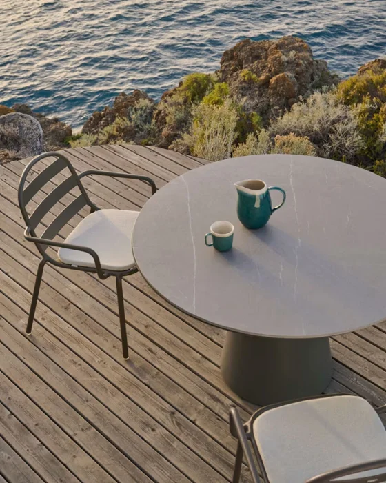 Mesa de exterior Tudons de aluminio con tablero de cerámica verde, Ø120 cm en Verde - Mesas de comedor, Uruguay | Kavehome, vista 2