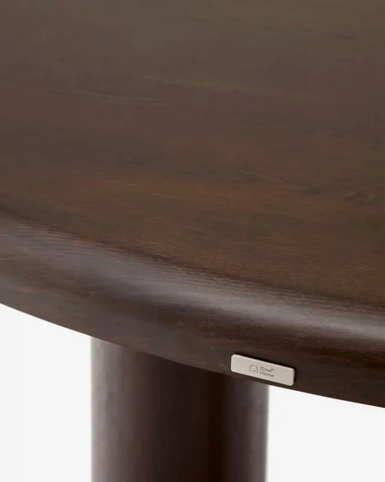 Mesa redonda Mailen - en chapa de fresno con acabado oscuro Ø 120 cm en Madera natural - Mesas de comedor, Uruguay | Kavehome, vista 4