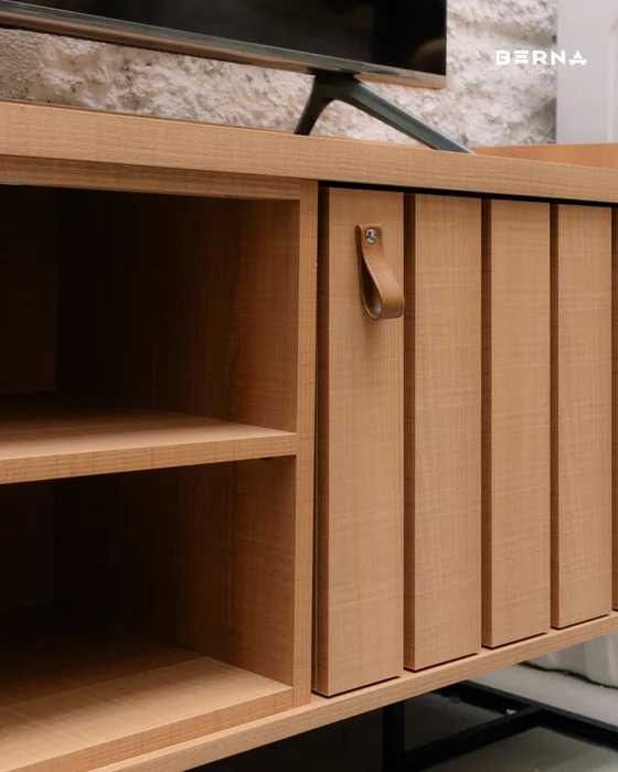 Rack Trendy Marrón Claro (Pie Negro) 140 cm en Madera natural - Muebles para TV, Uruguay | Berna home, vista 3