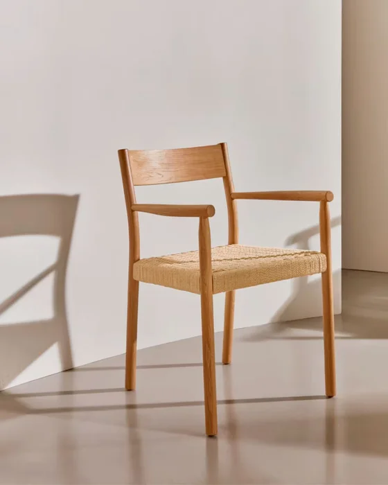 Silla Yalia de madera maciza de roble con acabado natural y asiento de cuerda FSC 100% en Marrón - Sillas, Uruguay | Kavehome, vista 2