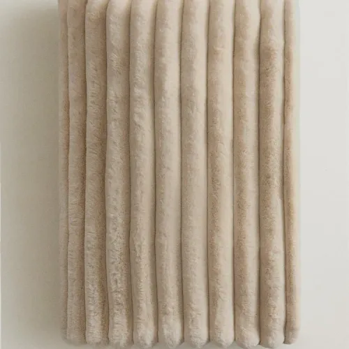 MANTA POLAR TEXTURA en Beige - Textiles, Uruguay | Zara Home