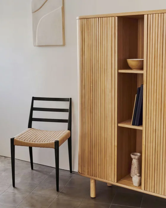 Aparador alto Mailen 2 puertas en chapa de fresno con acabado natural 110 x 160 cm en Madera natural - Aparadores y recibidores, Uruguay | Kavehome, vista 3