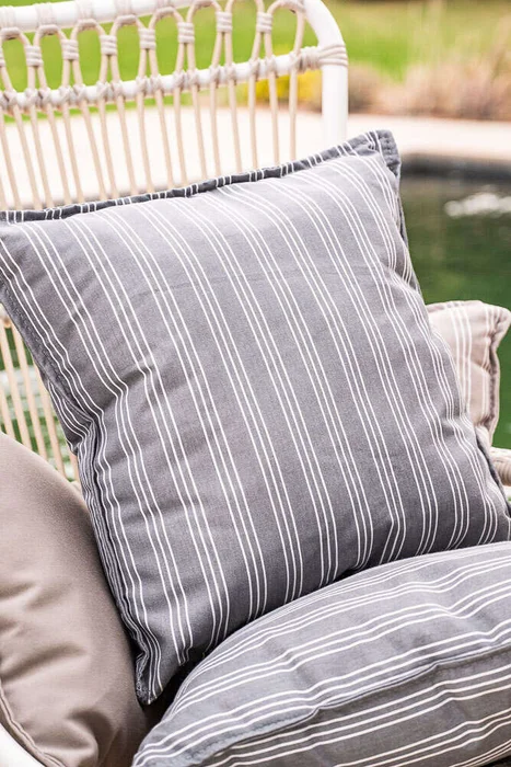 ALMOHADON EXTERIOR RAYAS - GRIS OSCURO - 45 X 45 en Gris - Muebles para el exterior, Uruguay | La Iberica