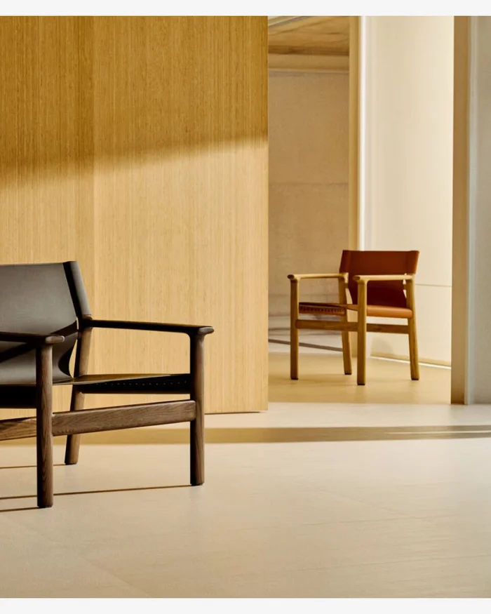 Silla Jan de fibras de cuero reciclado negro y madera maciza de fresno con acabado negro FSC 100% en Negro - Sillas, Uruguay | Kavehome, vista 2
