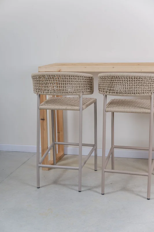 Banqueta de barra en cuerda náutica beige y aluminio en Beige - Butacas, banquetas y puffs, Uruguay | Entrecasa, vista 3