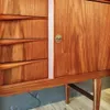 Aparador Credenza | Ib-Kofod Larsen en Marrón - Aparadores y recibidores, Uruguay | Mad for Modern, vista 2 de 2