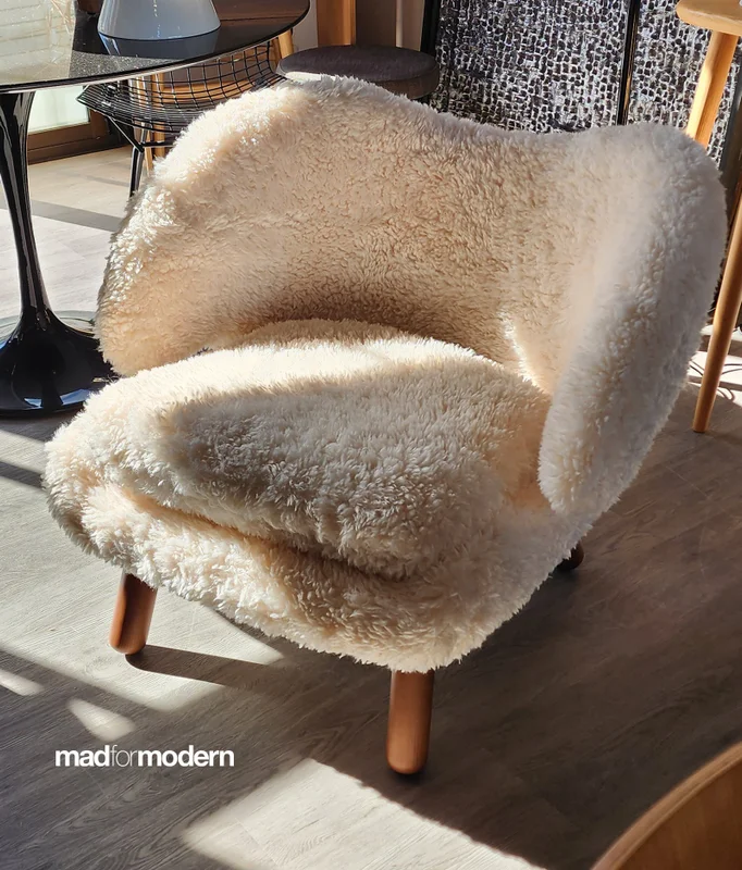 Pelican Chair Sheepskin | Finn Juhl en Blanco - Butacas, banquetas y puffs, Uruguay | Mad for Modern, vista 3
