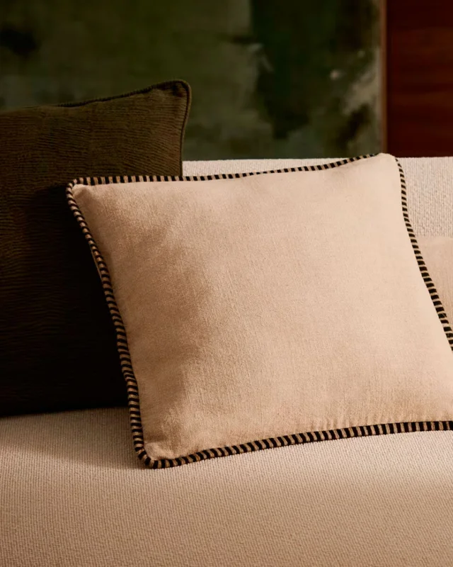Almohadón Ardit de lino y algodón beige con raya bordada a contraste - verde 45 x 45 cm en Beige - Textiles, Uruguay | Kavehome, vista 3