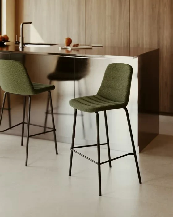 Taburete Zunilda de chenilla - verde oscuro y acero con acabado negro mate altura 65 cm en Verde - Butacas, banquetas y puffs, Uruguay | Kavehome, vista 2