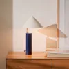 Lámpara de mesa Shiva de metal con acabado pintado azul y blanco en Azul - Lámparas de mesa, Uruguay | Kavehome, vista 3 de 7