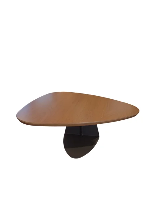 Mesita De Centro de 3 lados tapa madera clara base en hierro color chocolate suave en Marrón - Mesas de living, Uruguay | Champagne Home