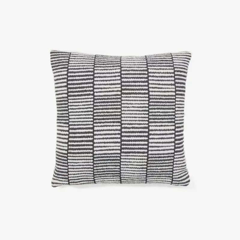 Almohadón Levu 100% algodón a rayas negro y blanco 45 x 45 cm en Multicolor - Textiles, Uruguay | Kavehome