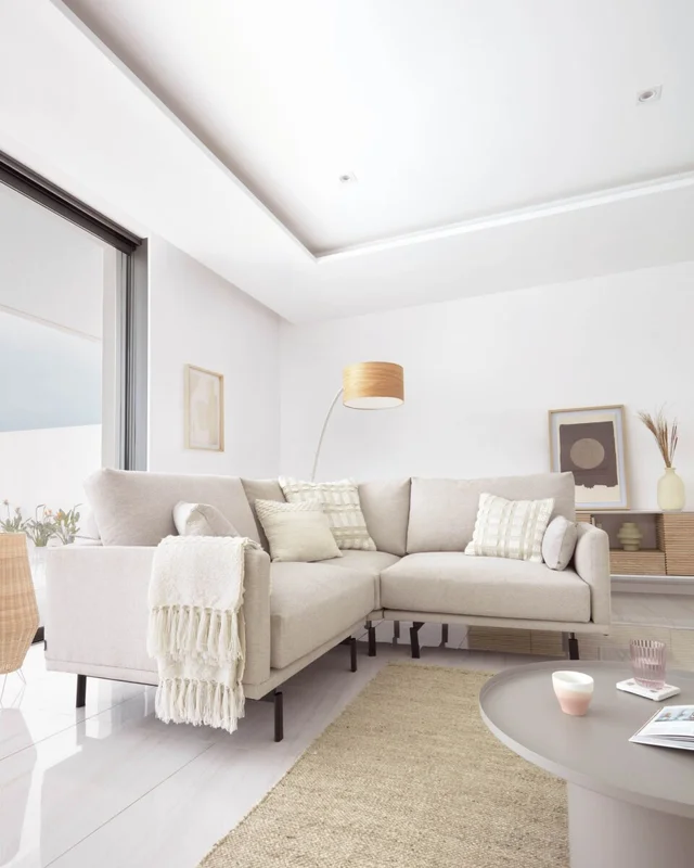 Almohadón Aima beige y blanco - 45 x 45 cm en Blanco - Textiles, Uruguay | Kavehome, vista 3