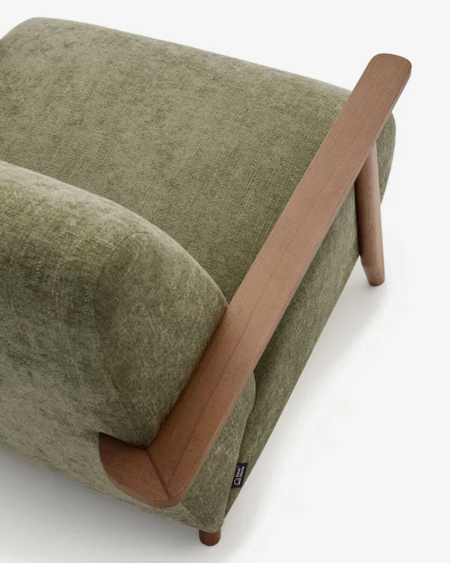 Butaca Meghan de chenilla - de chenilla verde y madera maciza de fresno con acabado nogal FSC Mix Credit en Beige - Butacas, banquetas y puffs, Uruguay | Kavehome, vista 6