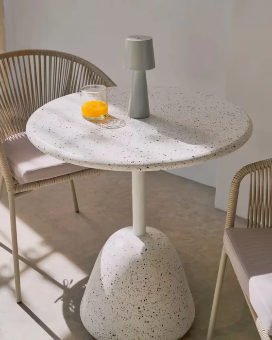 Mesa Saura - redonda de exterior de terrazzo blanco Ø 70 cm en Blanco - Mesas de comedor, Uruguay | Kavehome, vista 3