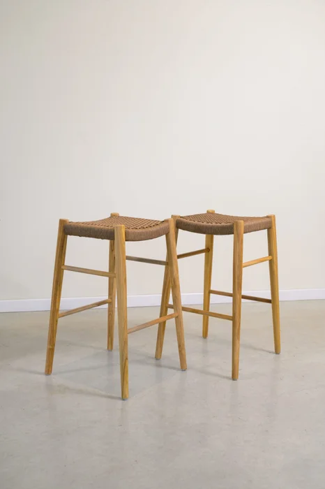 Banqueta de barra sin respaldo en teca y fibra en Madera natural - Butacas, banquetas y puffs, Uruguay | Entrecasa, vista 3