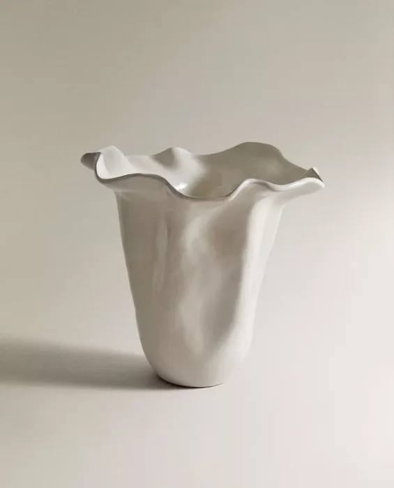 JARRÓN LOZA BRILLO ONDULADO en Blanco - Jarrones, Uruguay | Zara Home, vista 2