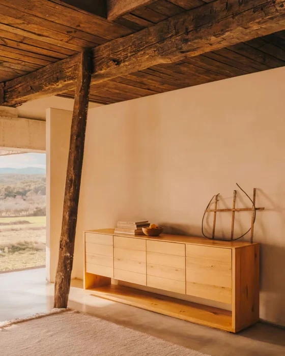 Aparador Alguema - 4 puertas en chapa de roble con acabado natural 200 x 74 cm en Madera natural - Aparadores y recibidores, Uruguay | Kavehome, vista 2