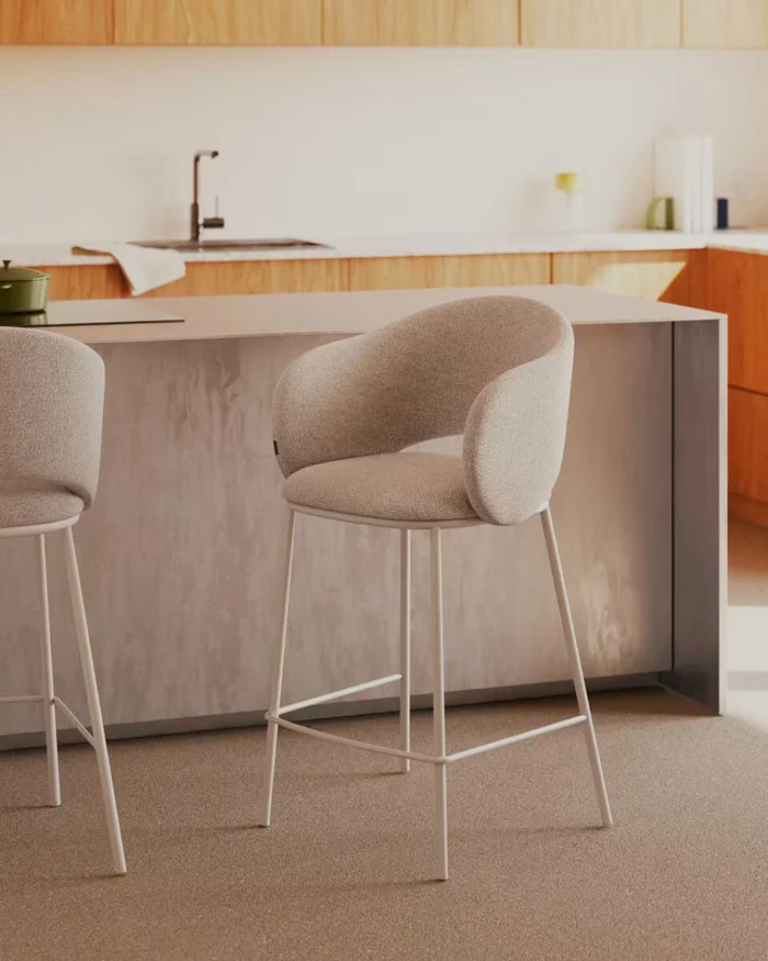 Taburete Maina - de chenilla beige y patas de acero con acabado beige FSC Mix Credit 65 cm en Azul - Butacas, banquetas y puffs, Uruguay | Kavehome, vista 2