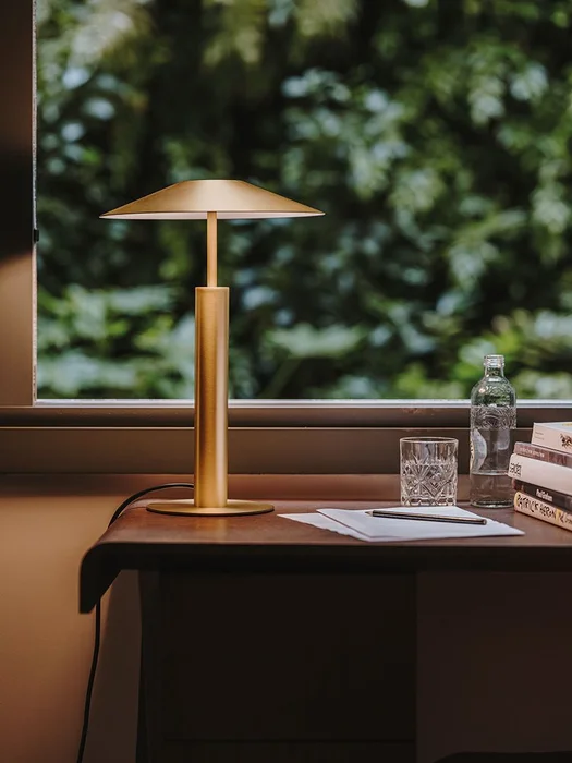 H en Dorado - Lámparas de mesa, Uruguay | Darko Lighting, vista 2