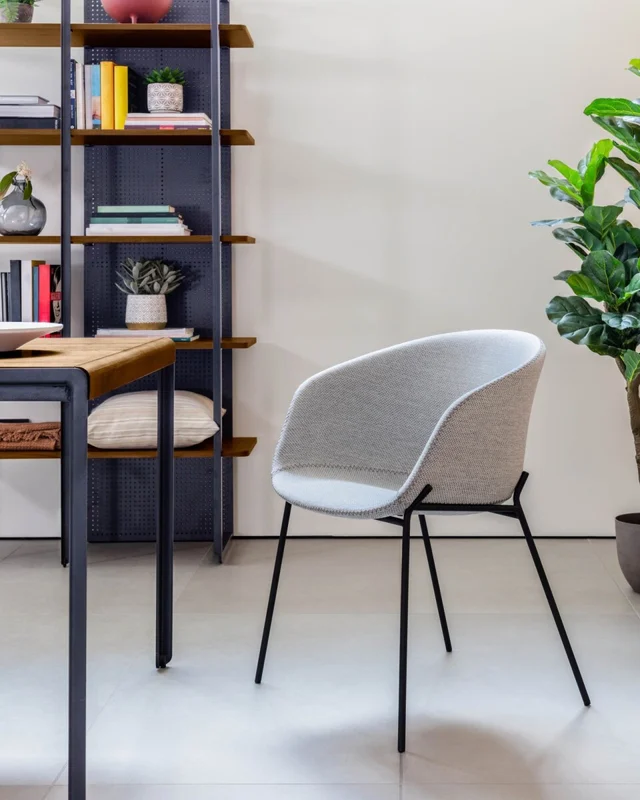 Silla Yvette - gris claro en Gris - Sillas, Uruguay | Kavehome, vista 3