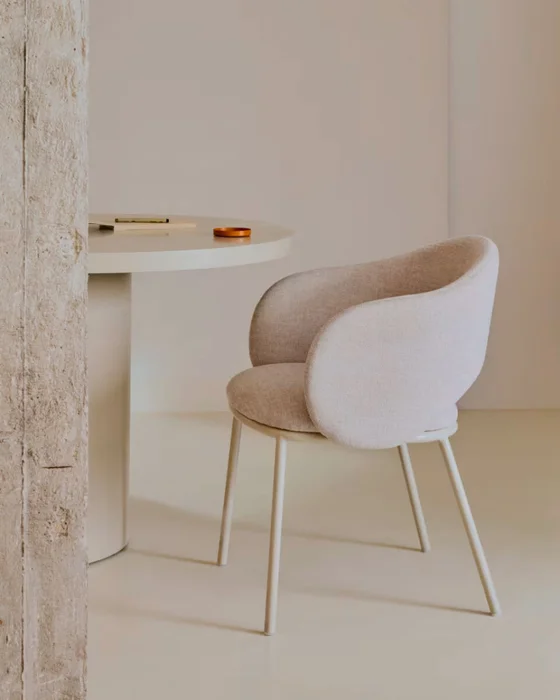 Silla Maina de chenilla beige y patas de acero con acabado beige FSC Mix Credit en Beige - Sillas, Uruguay | Kavehome, vista 2