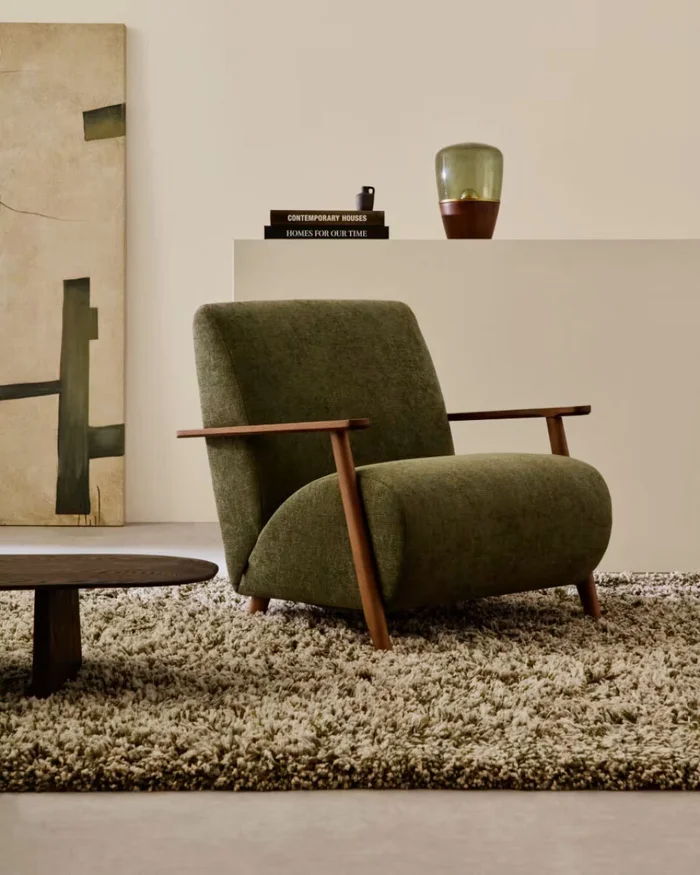 Butaca Meghan de chenilla - de chenilla verde y madera maciza de fresno con acabado nogal FSC Mix Credit en Beige - Butacas, banquetas y puffs, Uruguay | Kavehome, vista 2
