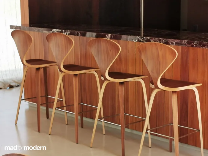 Cherner Bar Stool | Norman Cherner en Negro - Butacas, banquetas y puffs, Uruguay | Mad for Modern, vista 2