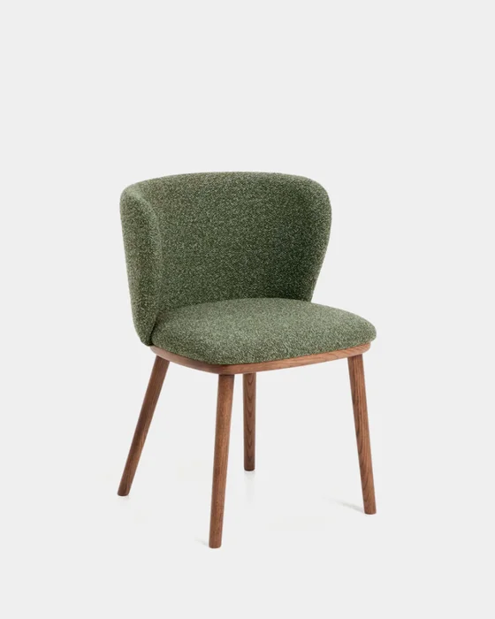 Silla Ciselia chenilla gruesa verde oscuro y patas de madera maciza de fresno acabado tono nogal en Verde - Sillas, Uruguay | Kavehome