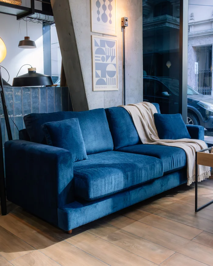 Sofa Dublin 3 Cuerpos (210 cm) EASY CLEAN - Azul en Madera natural - Sillones y sofás, Uruguay | Berna home, vista 2