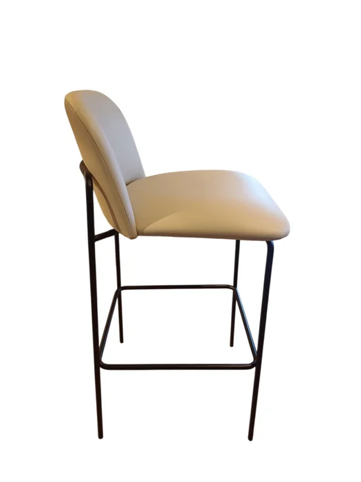 Banco Alto para barra base y patas metal negras / Asiento y respaldo tapizado pu color perla en Off-white - Butacas, banquetas y puffs, Uruguay | Champagne Home, vista 2