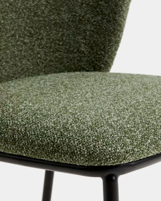 Taburete Ciselia de chenilla - gruesa verde oscuro y patas de acero acabado negro FSC Mix Credit 65 cm. en Marrón - Butacas, banquetas y puffs, Uruguay | Kavehome, vista 4