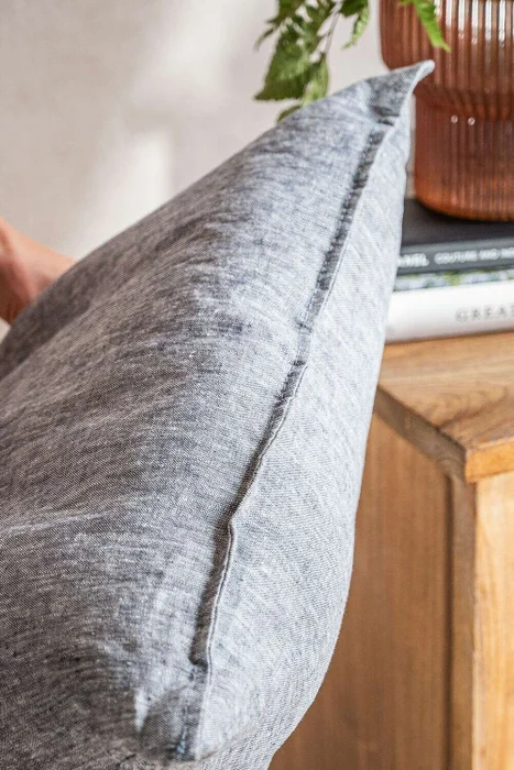 ALMOHADON PAZ - LINO DENIM BLUE - 55 X 55 CMS en Azul - Textiles, Uruguay | La Iberica, vista 3