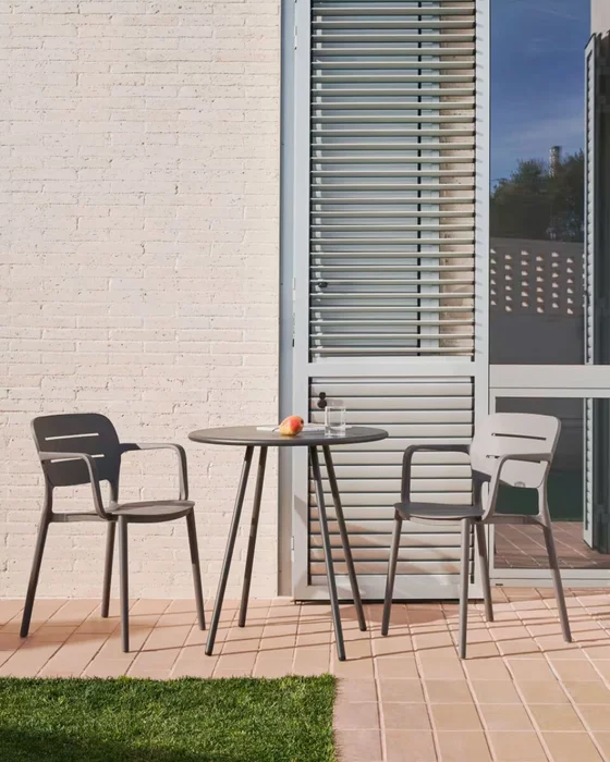 Mesa redonda de exterior Montjoi de acero - con acabado gris Ø 70 cm en Gris - Muebles para el exterior, Uruguay | Kavehome, vista 2
